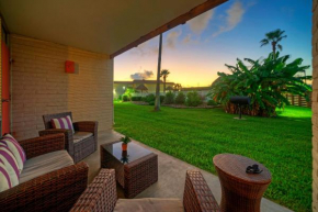 Tropical Haven by AvantStay 4min Walk to Beach Pool Remodeled Interior